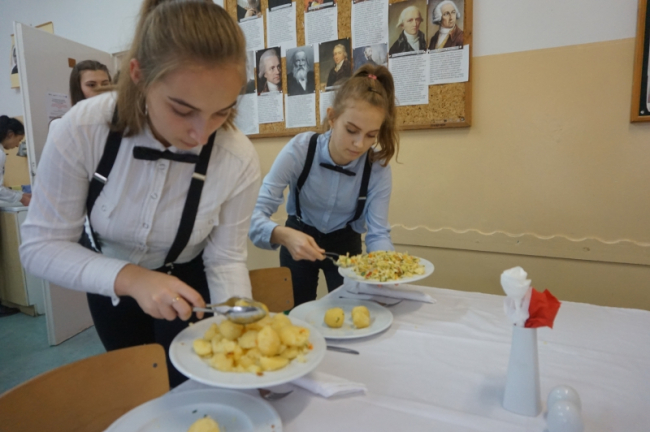 Uczniowie Zespołu Szkół Ponadpodstawowych w Wolinie na szkoleniu "Wykonywanie usług kelnerskich"