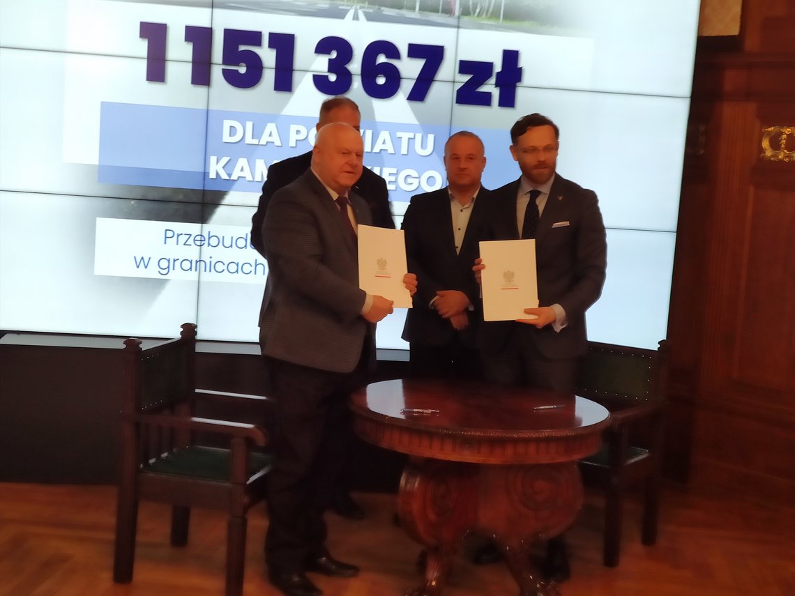podpisanie umowy nt.przebudowy drogi powiatowej w Uniborzu